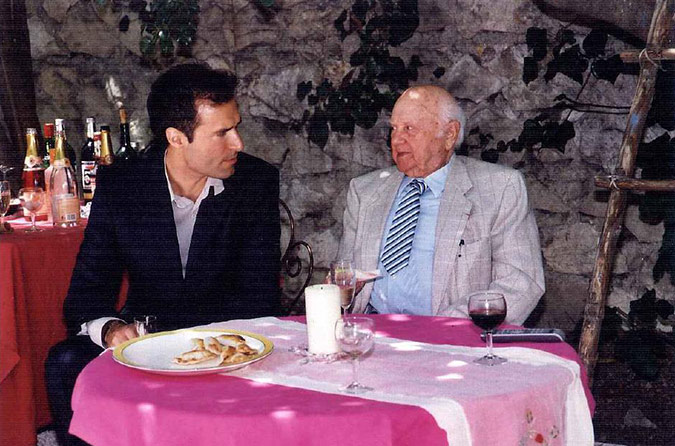 Marius et Romain discutant à une table de restaurant